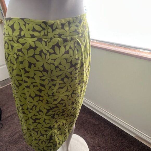 Lane Bryant Green/Taupe Floral back zip and split pencil skirt, size 20 - Picture 3 of 4